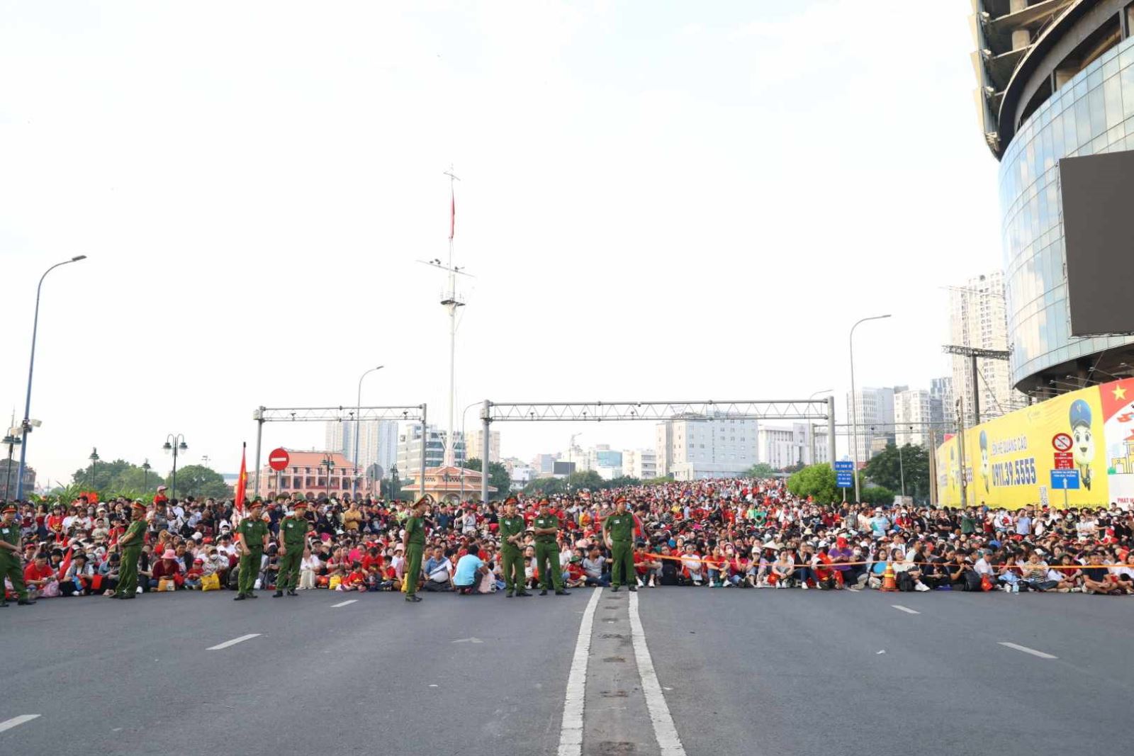 Phía bên kia bờ sông Sài Gòn, người dân đang ngồi 